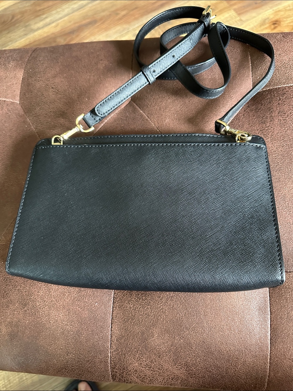 Michael Kors Black Leather Shoulder Pouch with Gold Logo - Picture 2 of 4